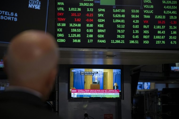 A television screen broadcasts on the floor of the New York Stock Exchange (NYSE) in New York, August 23, 2024, the speech of Fed President Jerome Powell in Jackson Hole, Wyoming (AFP / ANGELA WEISS)