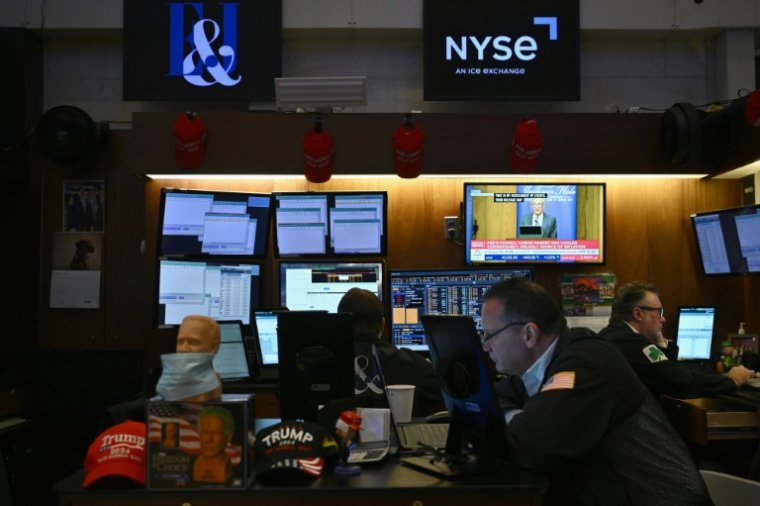 A television screen broadcasts on the floor of the New York Stock Exchange (NYSE) in New York, August 23, 2024, the speech of Fed President Jerome Powell in Jackson Hole, Wyoming (AFP / ANGELA WEISS)