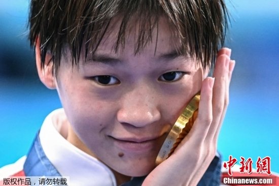 Quan Hongchan won gold in the women's 10m platform final at the Paris 2024 Olympics on Aug. 6 (Photo: China News Service/Fu Tian)