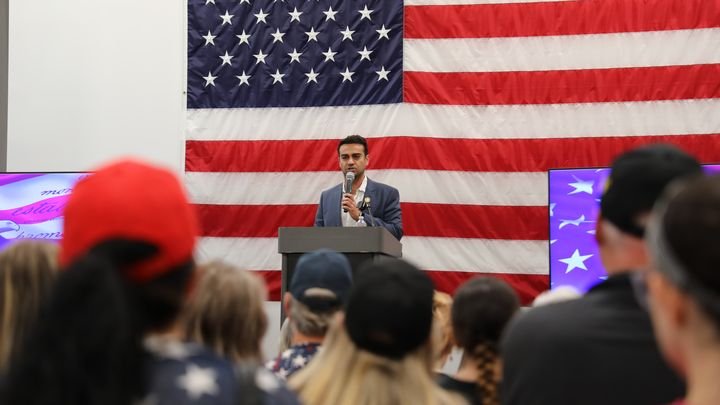 Abe Hamadeh, Republican candidate for the House of Representatives, speaks at a Turning Point Action event on October 9, 2024 in Peoria, Arizona (USA). (VALENTINE PASQUESOONE / FRANCEINFO)