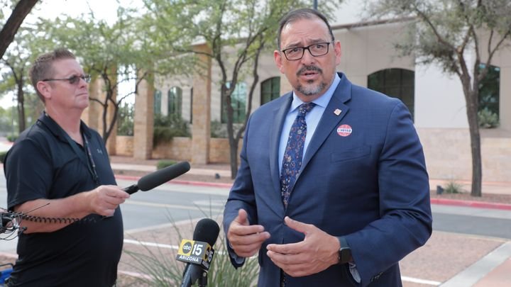 Arizona Secretary of State Adrian Fontes on the first day of early voting for the presidential election in Surprise (USA), October 9, 2024. (VALENTINE PASQUESOONE / FRANCEINFO)