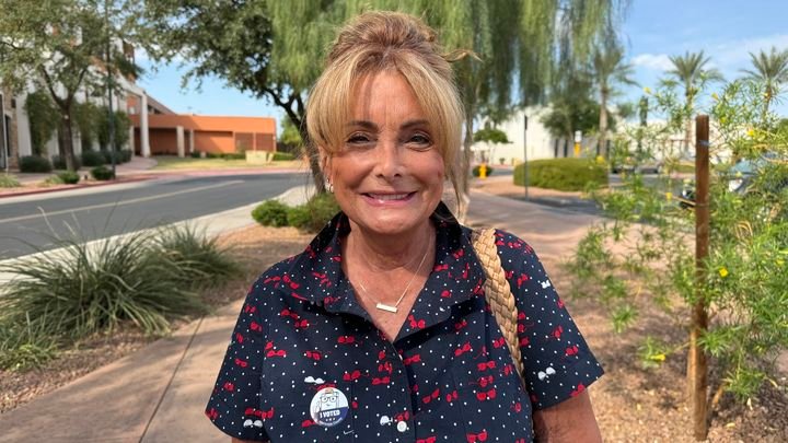 Joanie Combs, voter who came to vote during the first day of early voting in Surprise, Arizona (USA), October 9, 2024. (VALENTINE PASQUESOONE / FRANCEINFO)