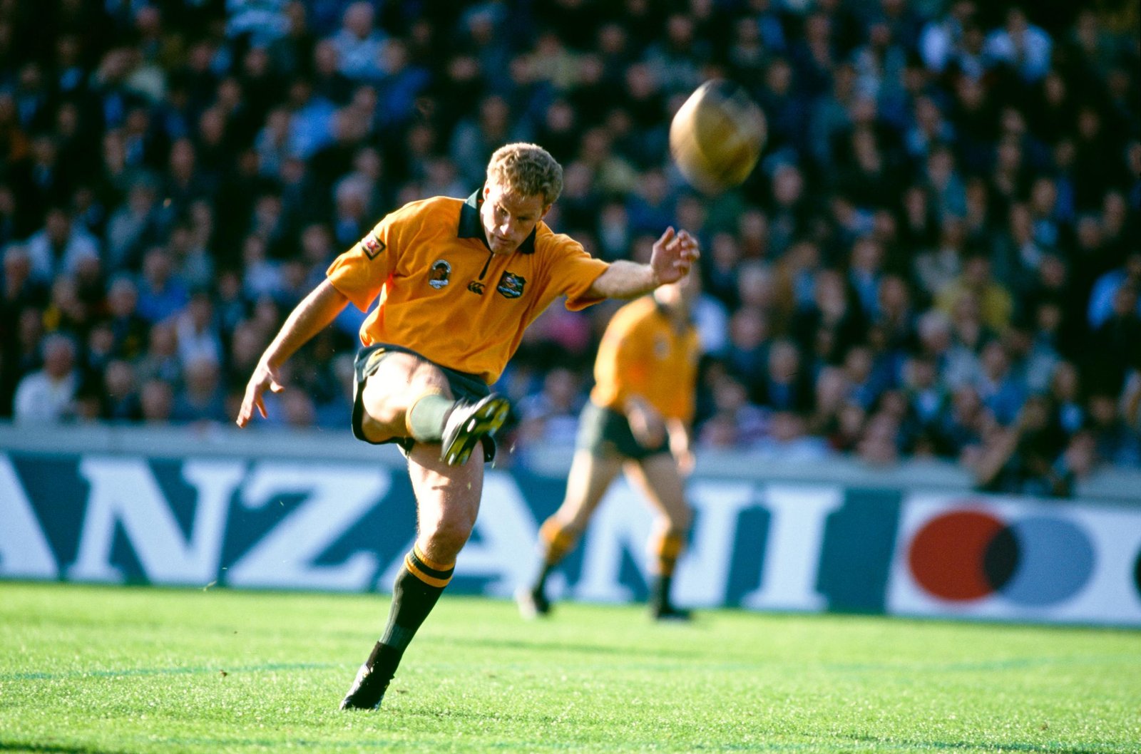 Tom Lynagh follows in his father's footsteps, Michael Lynagh